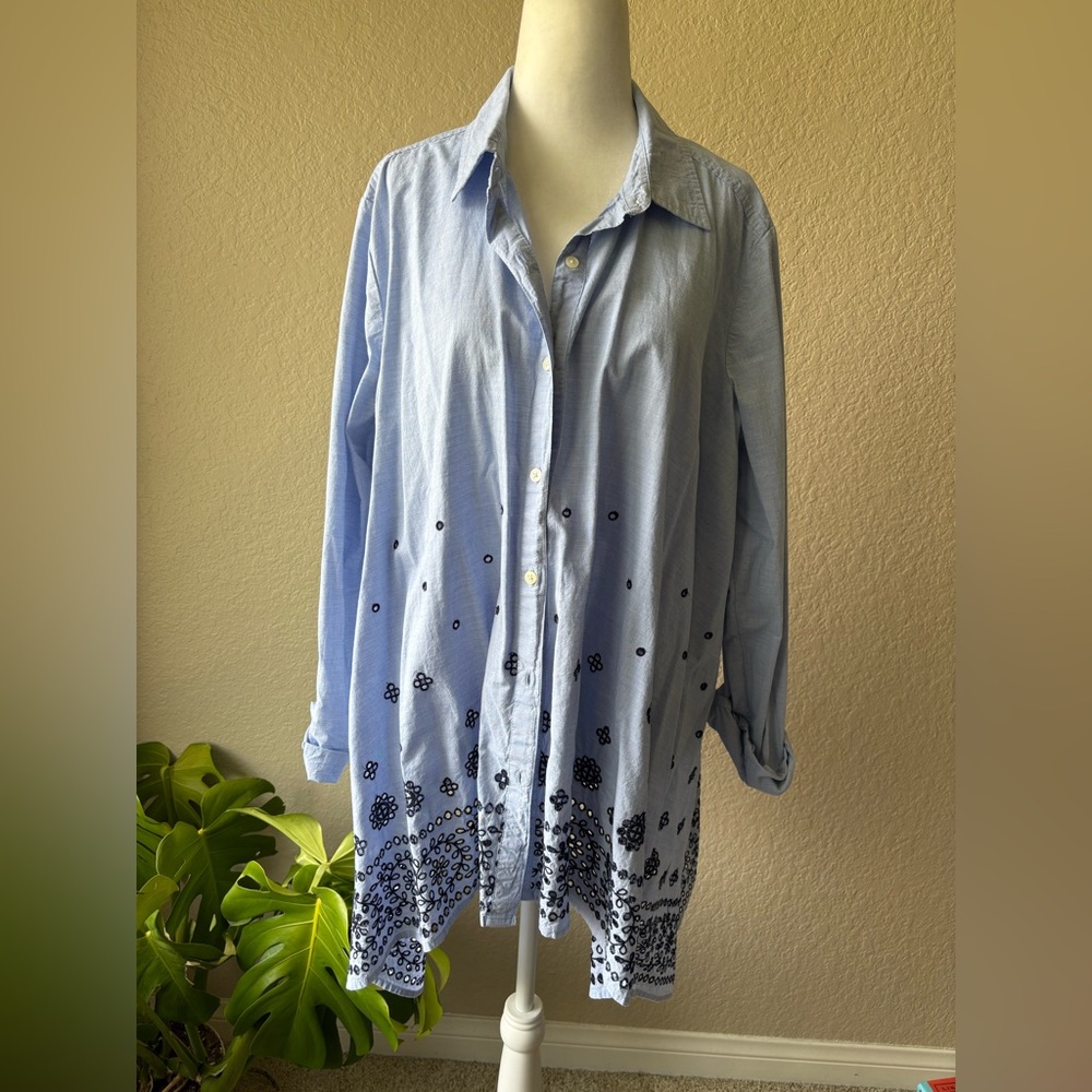 Handkerchief Hem Embroidered Gap asymmetrical shirt. SZ-L.